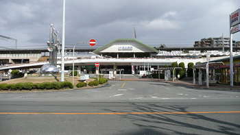 350px-Higashi-Ikoma_Station.jpg